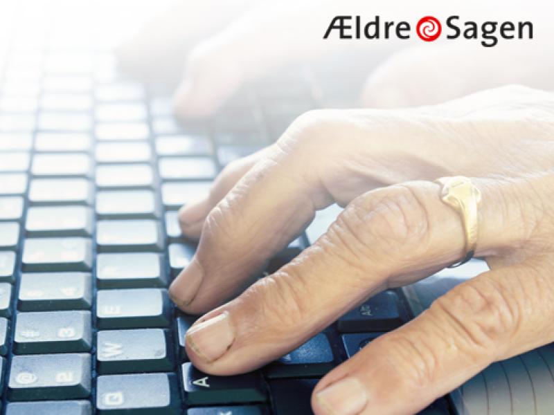 Billede af hænder der bruger et keyboard med Ældresagens logo i hjørnet