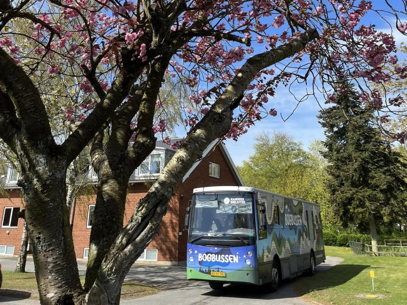 Bogbussen holder ved en institution