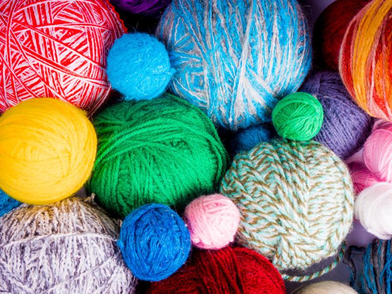 Billede af farverige garnnøgler