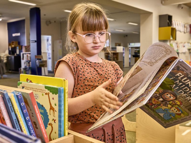 Pige læser i en bog