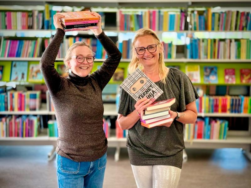 Rebecca og Bettina med en masse bøger på hovedbiblioteket