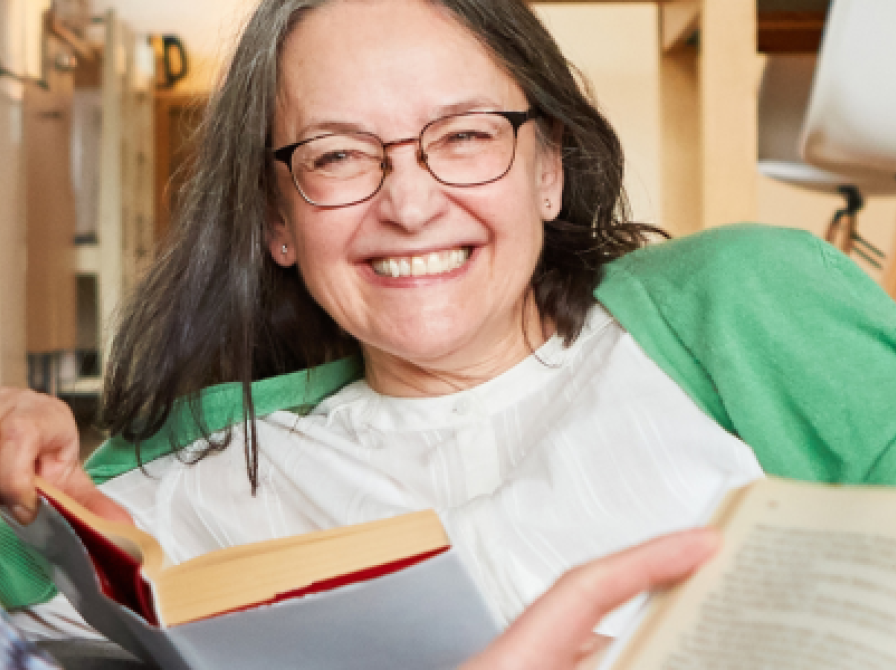 Billede af kvinde og mand, der læser