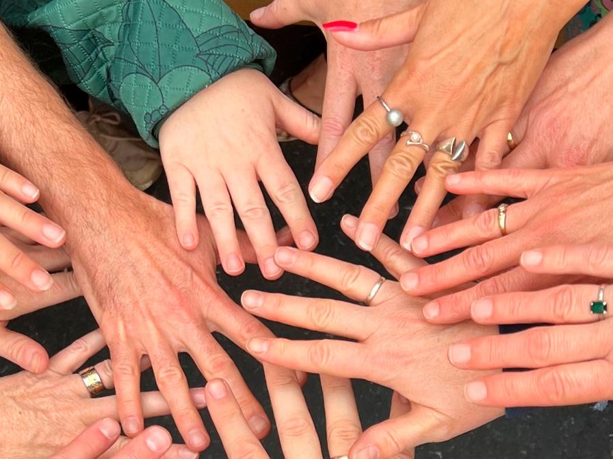 Mange hænder samles i fællesskab