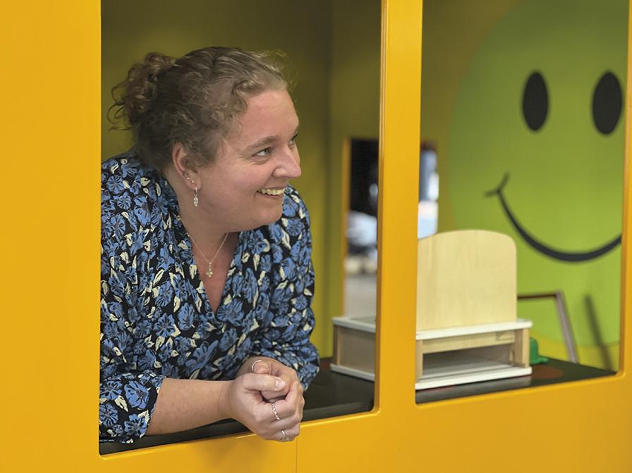 Mette Holm i legehuset i Børnebiblioteket