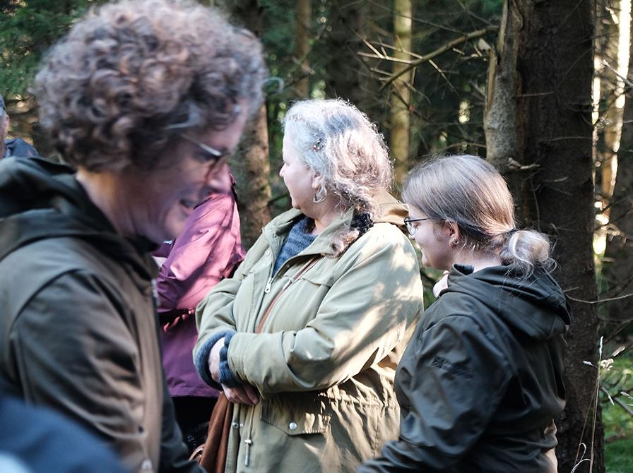 Inger Kaad og Pernille Thoustrup Jensen i skoven