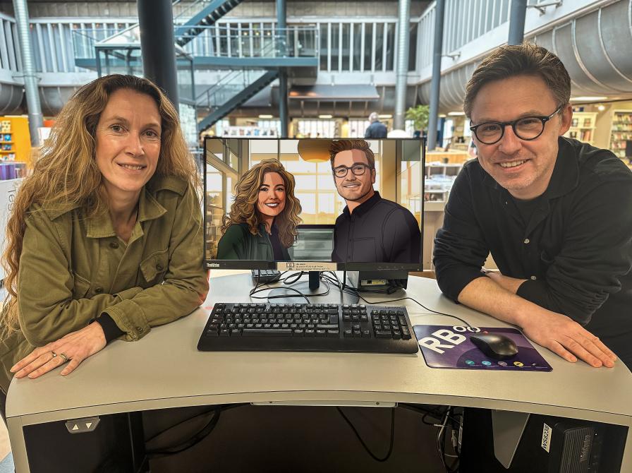 Bibliotekschef Lone Føgh Westphall og projektleder Henrik Gadegaard - både som rigtige mennesker og i AI-version på skærmen.