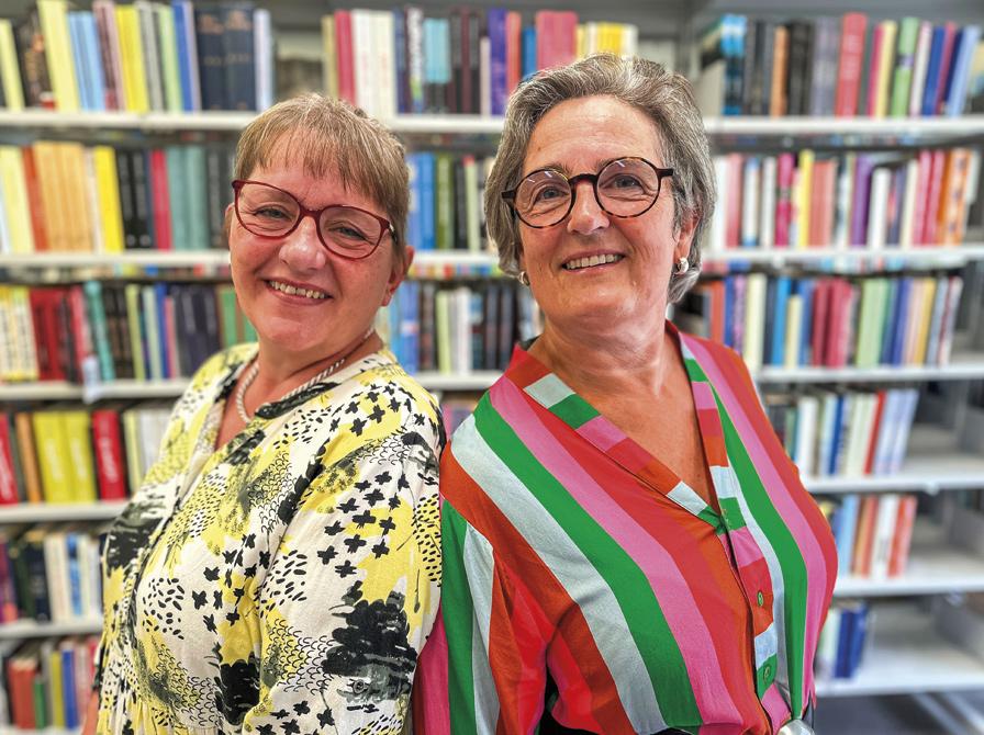 Lone og Dorthe ved bogreoler.