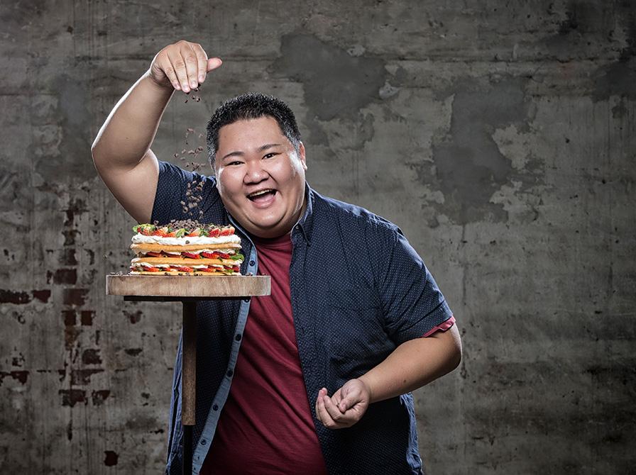 Micki Cheng drysser krømmel på lagkage