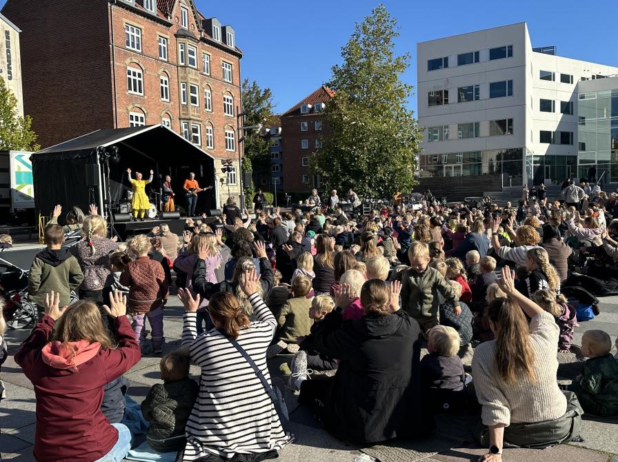Børn på Jens Otto Krags Plads til Små Synger Sammen 2024