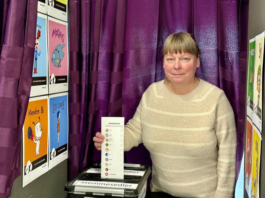 Børnebibliotekar Betina Elkjær i børnenes stemmeboks på Hovedbiblitoeket i Randers.