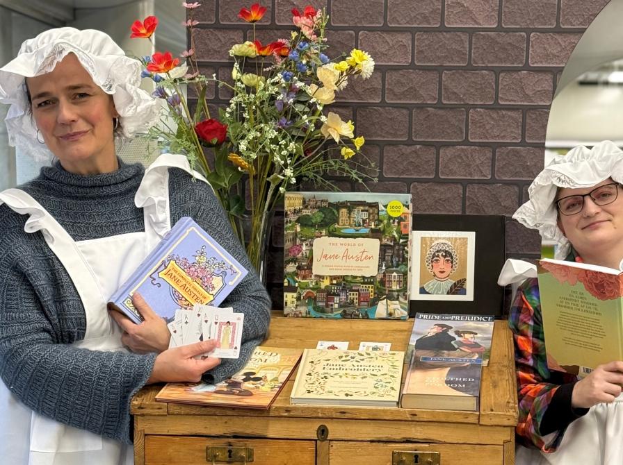 Signe Winther Brinkmann og Pernille Thoustrup Jensen inviterer til Jane Austens 250-års fødselsdag på Randers Bibliotek.