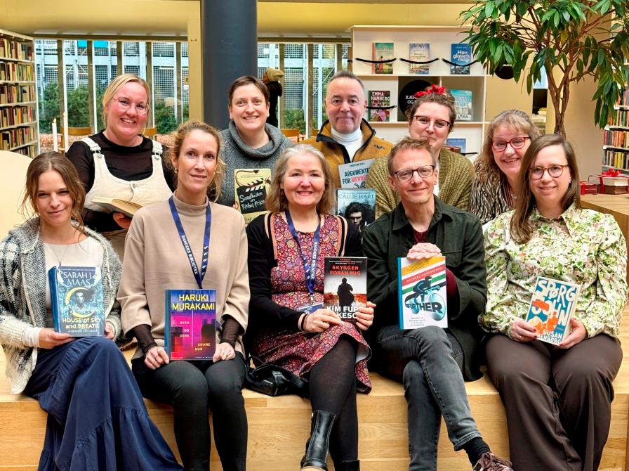 Bibliotekets ansatte med bøger