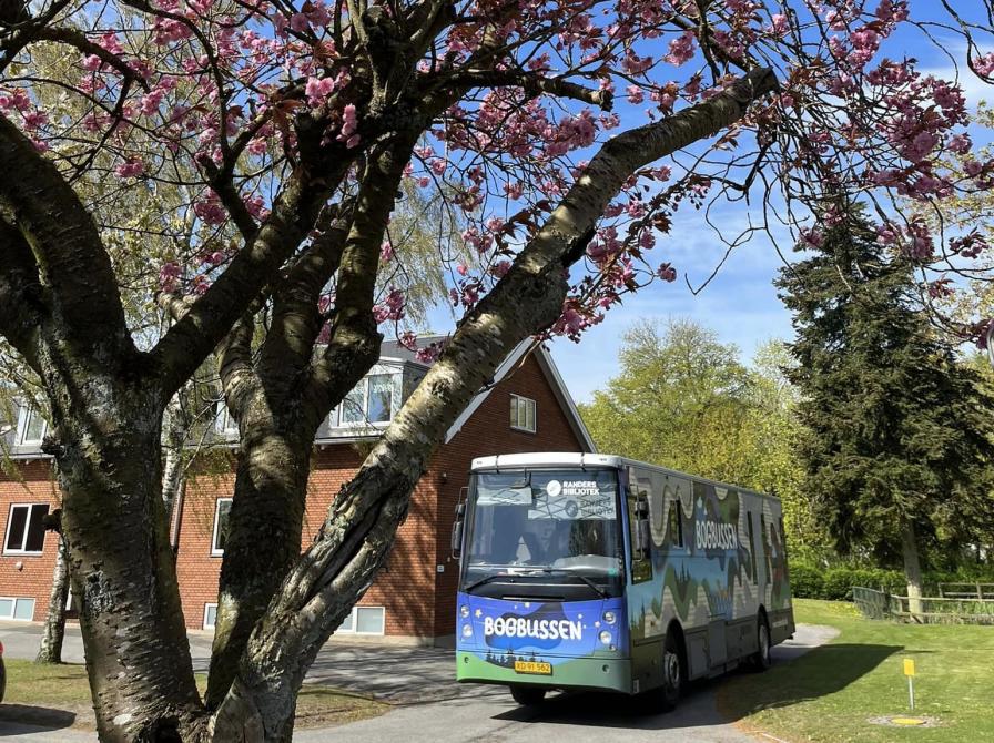 Bogbussen holder ved en institution