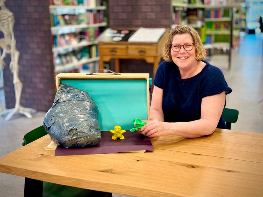 Sanne Andersen i børnebiblioteket