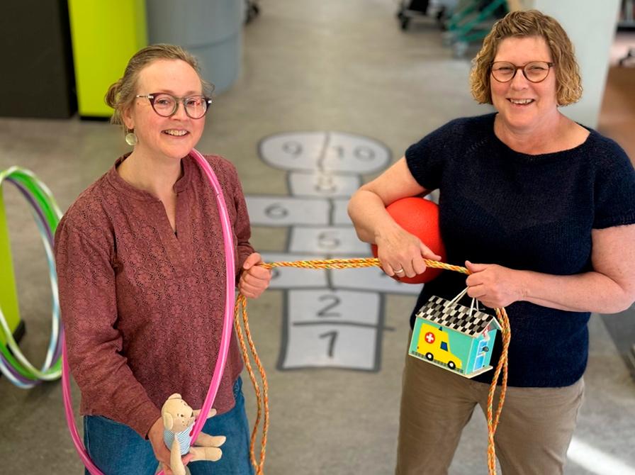 Rebecca og Sanne i børnebiblioteket
