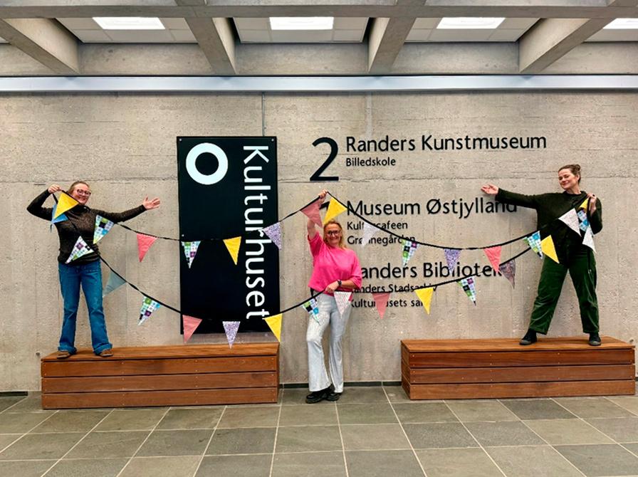 Rebecca, Bettina og Signe i forhallen i Kulturhuset i Randers
