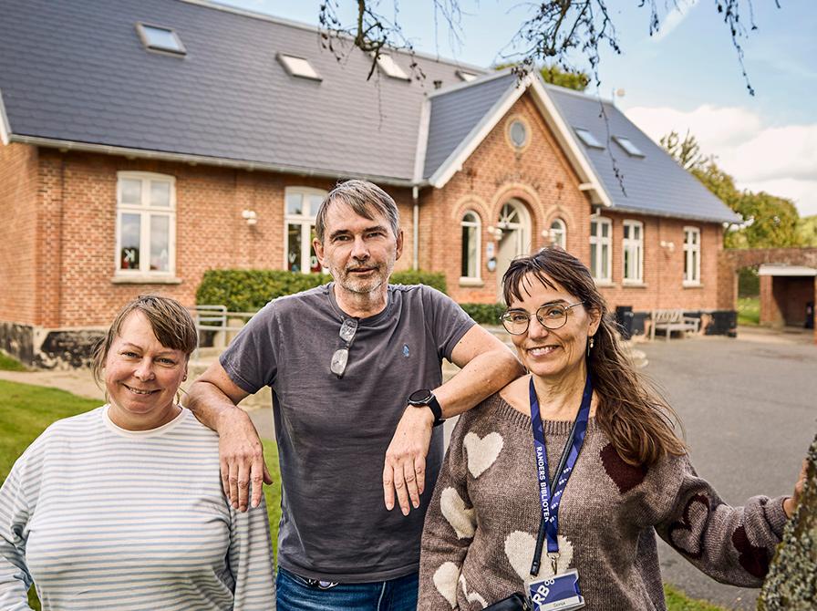 Betina, Erik og Sonja foran Dronningborg Bibliotek