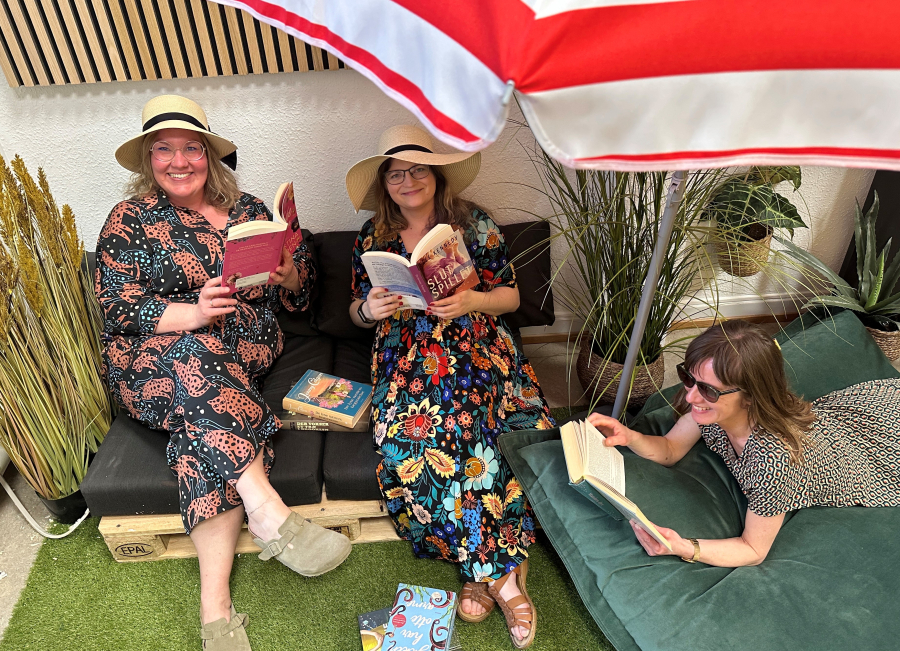 Mai, Pernille og Louise med bøger i sommerlige omgivelser