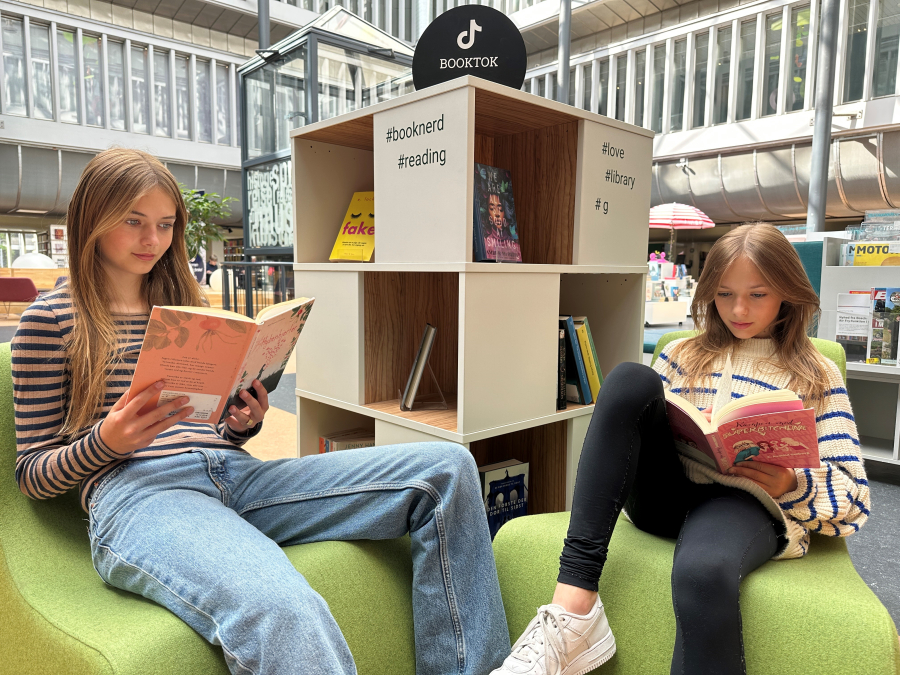 Piger læser i biblioteket