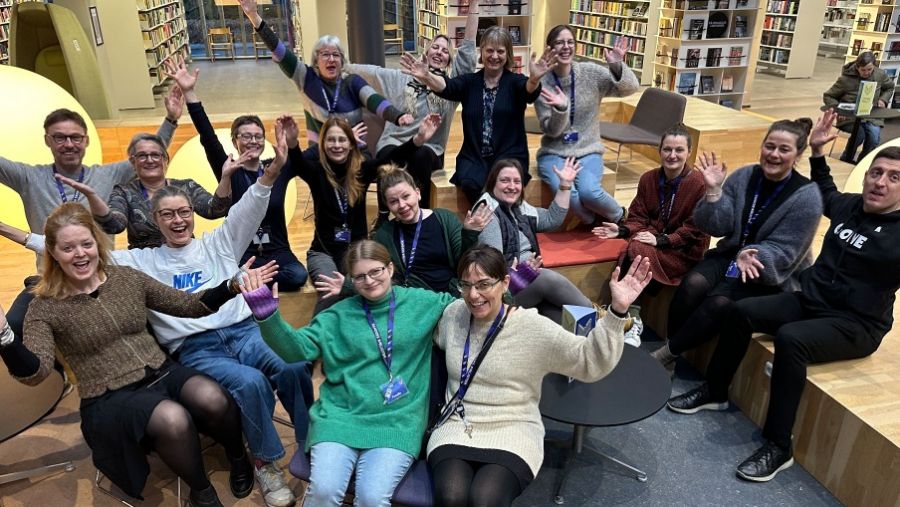 Medarbejdere på Randers Bibliotek med armene i vejret