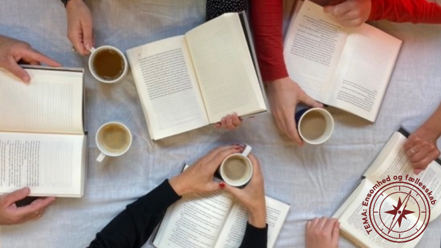 Bøger, hænder og kaffe